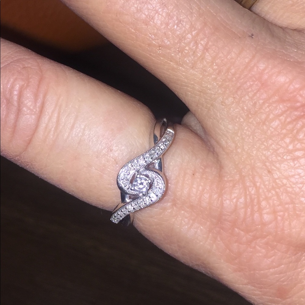 14kt white gold ring size 8 with diamonds